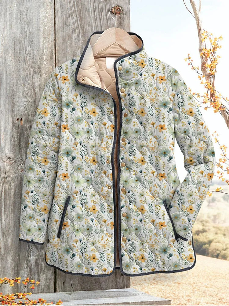Bezauberndes Blumenmuster auf einer lässigen Steppjacke für Damen