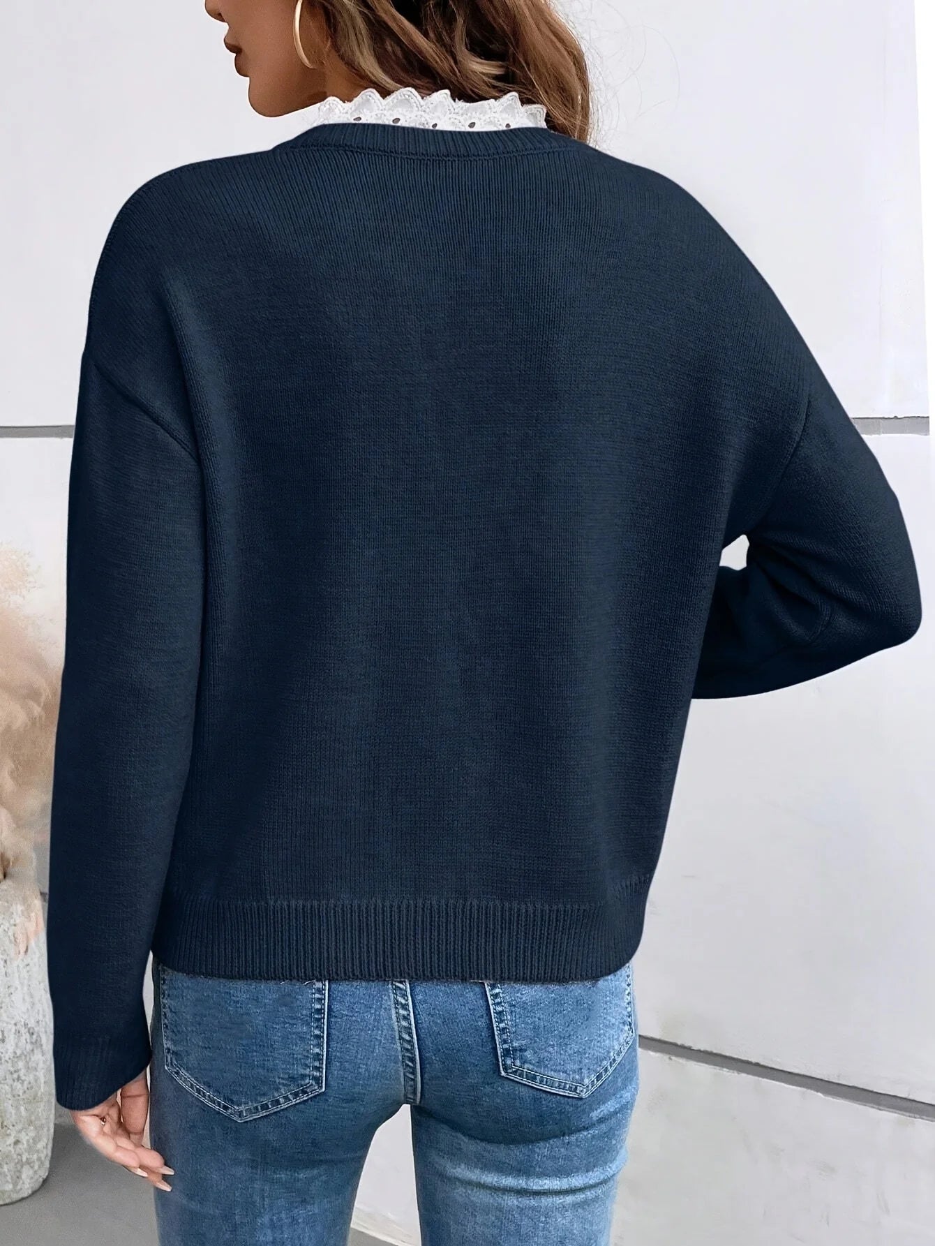 Christa - Pullover mit Spitzendetails und V-Ausschnitt