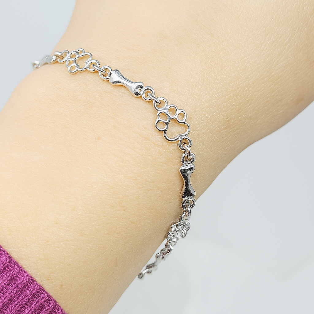 SILBERNER HUND PFOTE UND KNOCHEN CHARMS ARMBAND