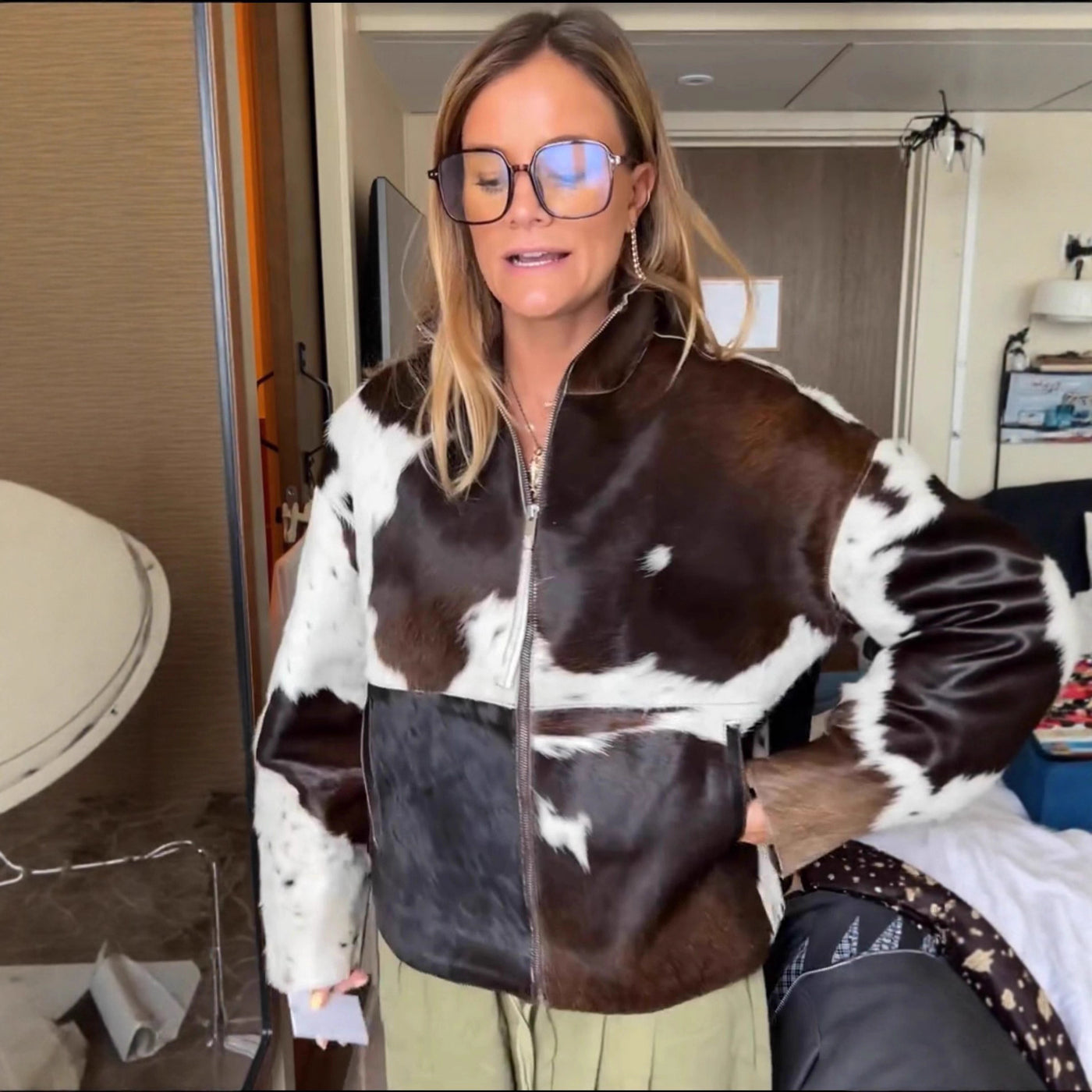 Regula - Stilvolle Jacke mit Kuhmuster und Reißverschluss