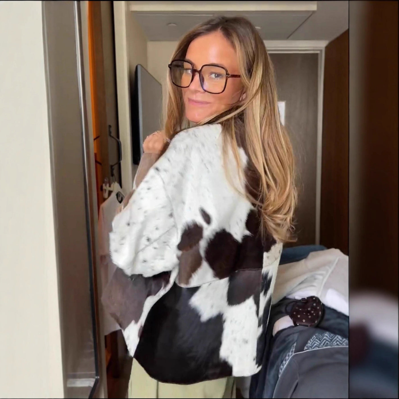 Regula - Stilvolle Jacke mit Kuhmuster und Reißverschluss