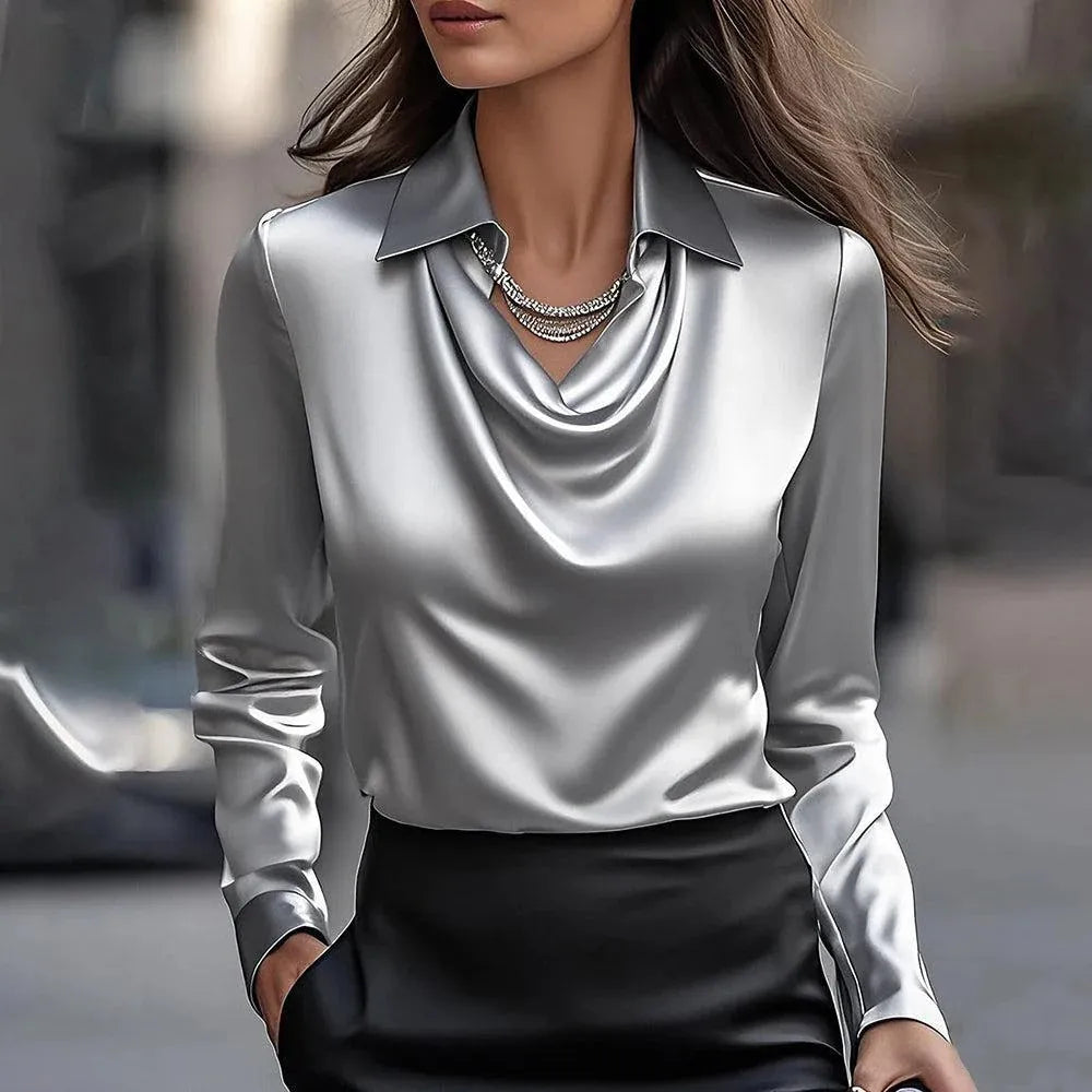 Sylvie | Bluse mit luxuriösem Glanz und Faltendekolleté